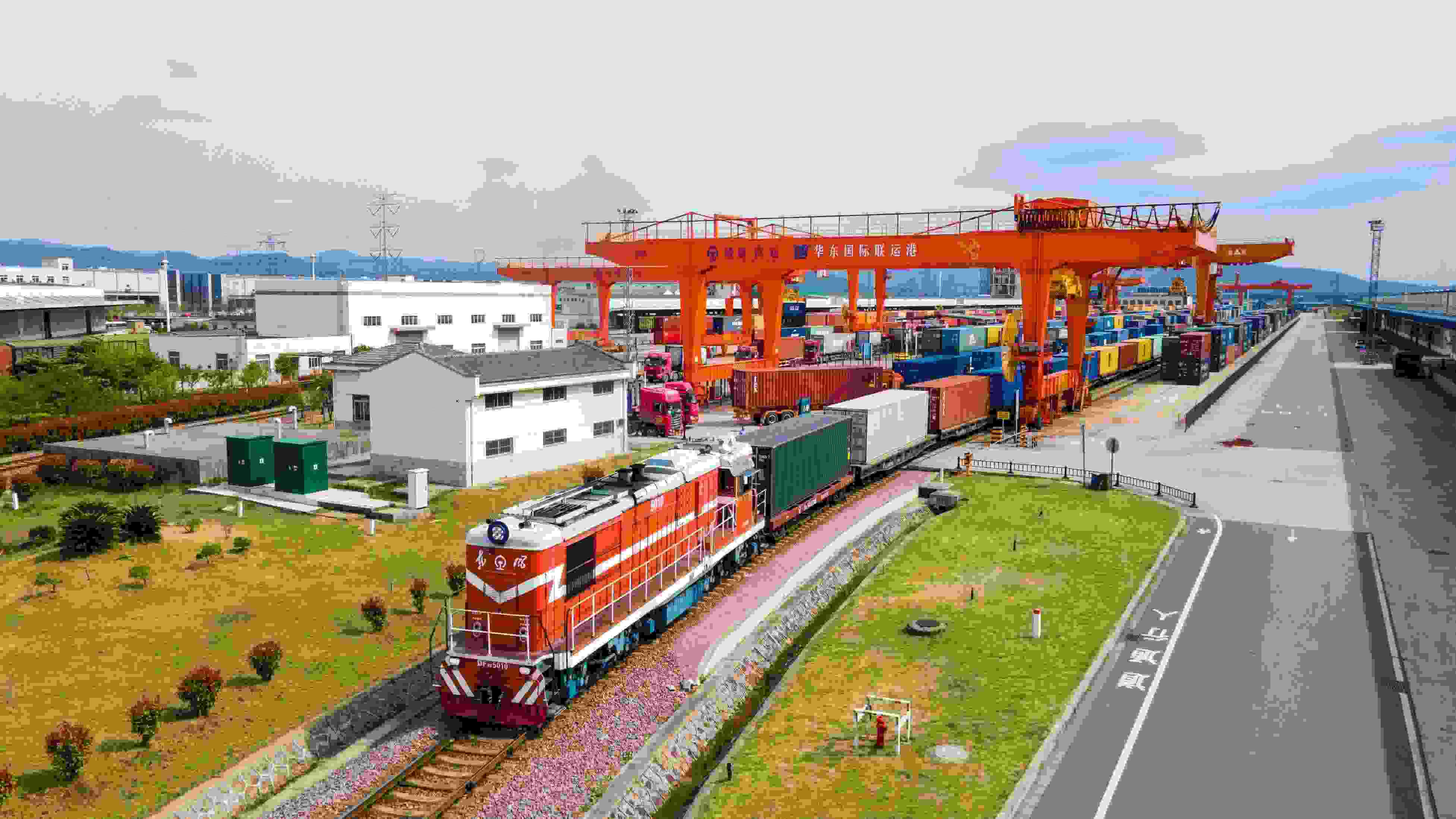 △2024年4月1日，浙江省金華華東國際聯(lián)運(yùn)港，一列中歐班列裝載110個(gè)標(biāo)箱日用百貨、電動工具、機(jī)械裝備等貨物從鐵路金華南貨場啟程駛往匈牙利布達(dá)佩斯。