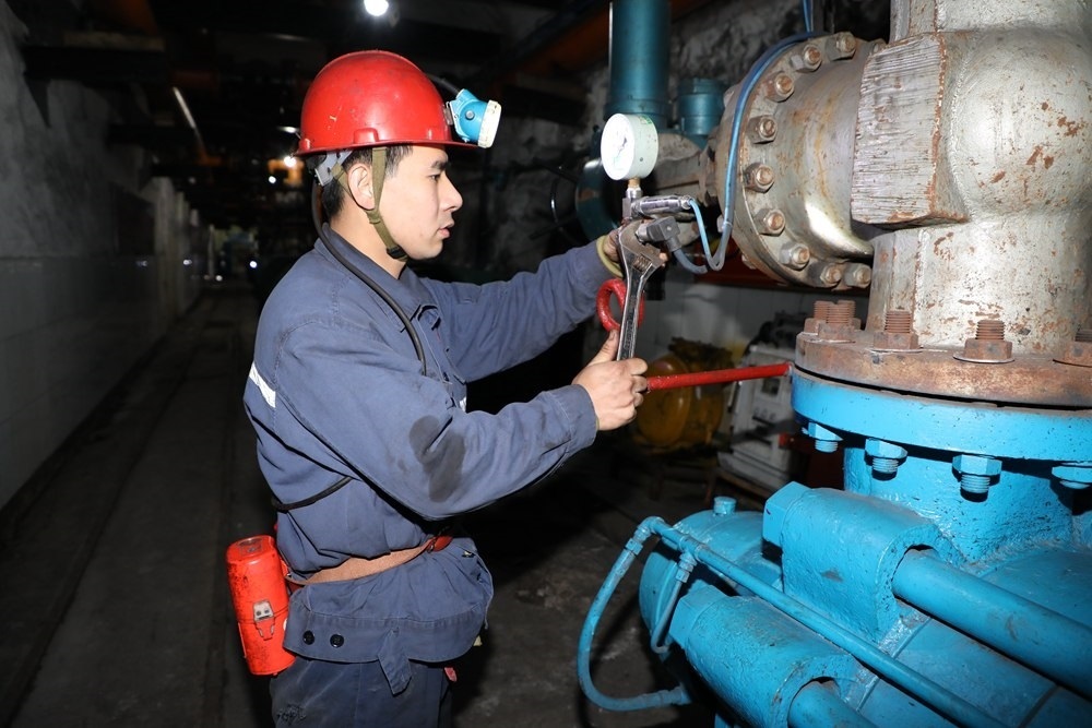 2024年4月30日，冀中能源峰峰集團新屯礦機電區(qū)副區(qū)長顧博在井下泵房檢修水泵。新華社發(fā)