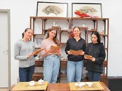 匈中雙語學校的學生胡靈月(左一)、宋智孝(右二)學習中國茶文化。