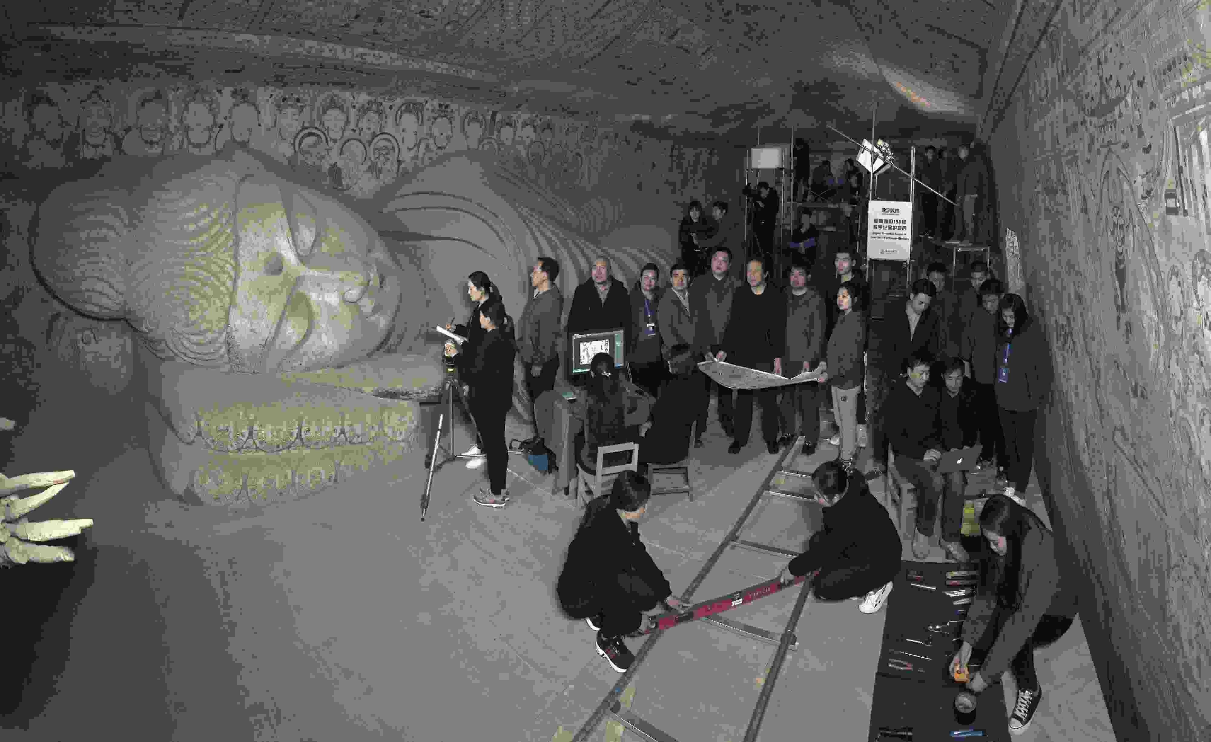 敦煌研究院文物數字化團隊在莫高窟第158窟工作現場。敦煌研究院供圖