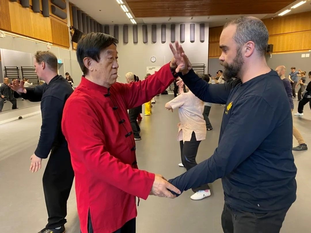 陳正雷老師親自示范指導(dǎo)。斯德哥爾摩中國(guó)文化中心供圖