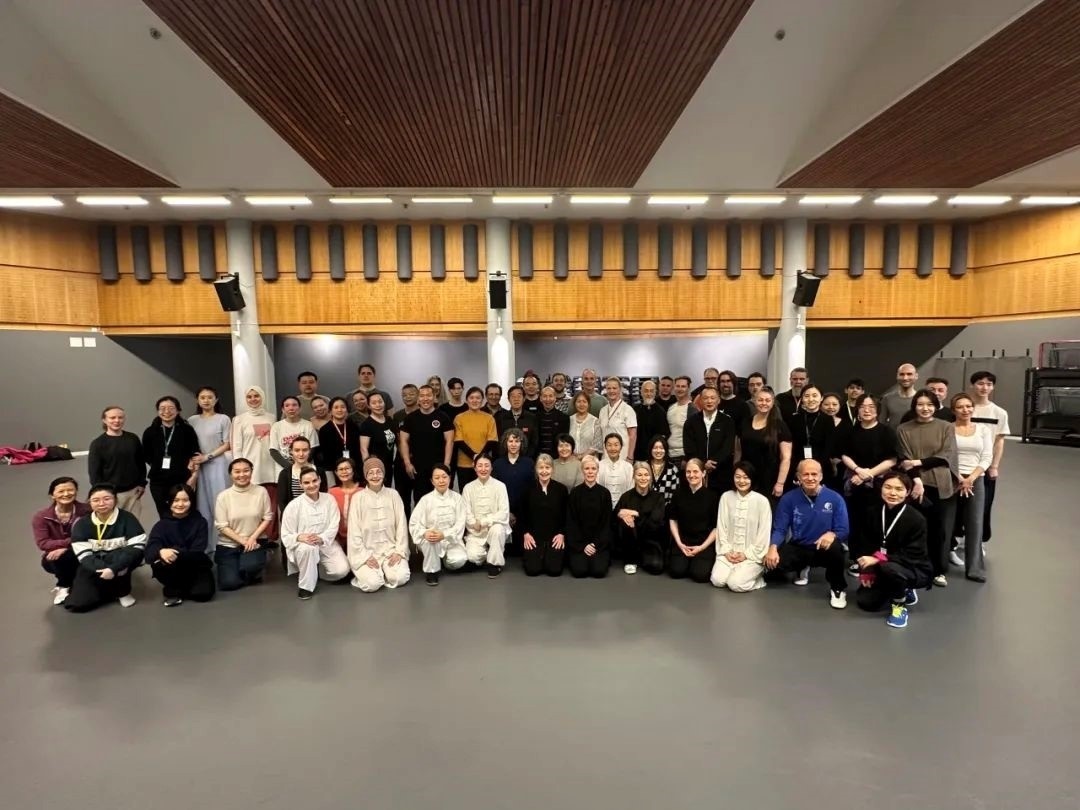 陳正雷老師與培訓(xùn)班全體學(xué)員合影留念。斯德哥爾摩中國(guó)文化中心供圖