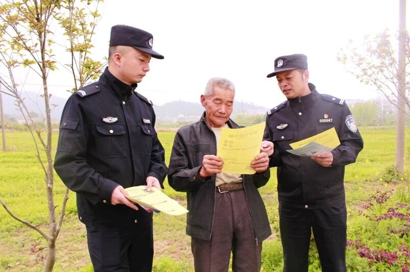 向村民宣傳反詐知識(shí)。