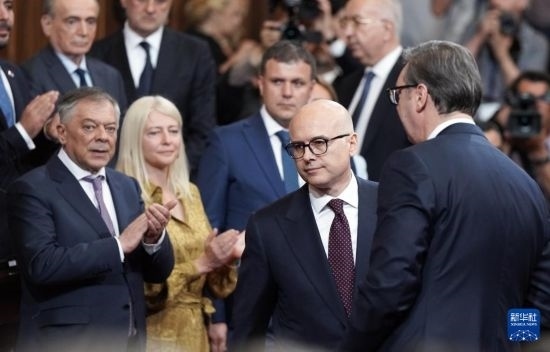  5月2日，在塞爾維亞貝爾格萊德，新一任政府總理武切維奇（中）出席就職儀式。新華社發(fā)（普雷德拉格·米洛薩夫列維奇攝）