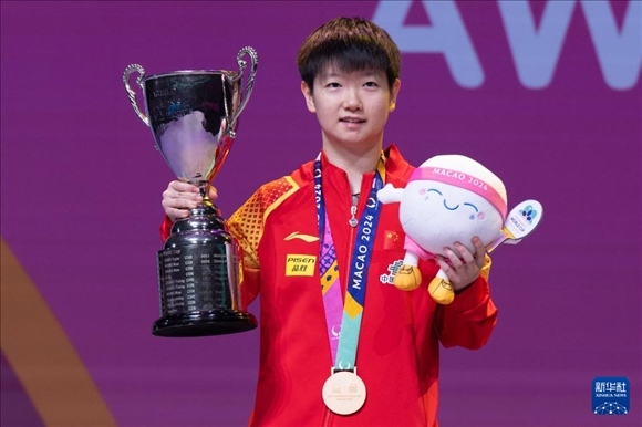 2024年4月21日，在2024年澳門國際乒聯(lián)女子世界杯決賽中，孫穎莎奪得冠軍。圖為孫穎莎在頒獎(jiǎng)臺(tái)上。新華社記者 張金加 攝