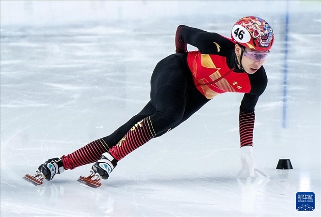2024年2月18日，第十四屆全國冬季運(yùn)動(dòng)會(huì)短道速滑（公開組）男子1000米決賽，孫龍奪得冠軍，圖為吉林隊(duì)選手孫龍?jiān)诒荣愔?。新華社記者 李博 攝