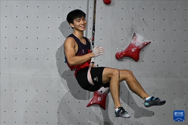 2024年4月13日，在江蘇吳江舉行的2024年國際攀聯(lián)攀巖世界杯（吳江站）男子速度決賽中，中國選手伍鵬獲得冠軍。圖為中國選手伍鵬在決賽后慶祝。新華社發(fā)（王須中攝）