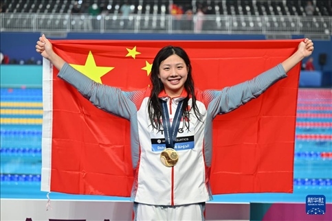 2024年2月13日，2024年世界游泳錦標(biāo)賽游泳項(xiàng)目女子100米蛙泳決賽在卡塔爾多哈舉行。圖為冠軍中國選手唐錢婷在頒獎(jiǎng)儀式后慶祝。新華社記者 薛宇舸 攝