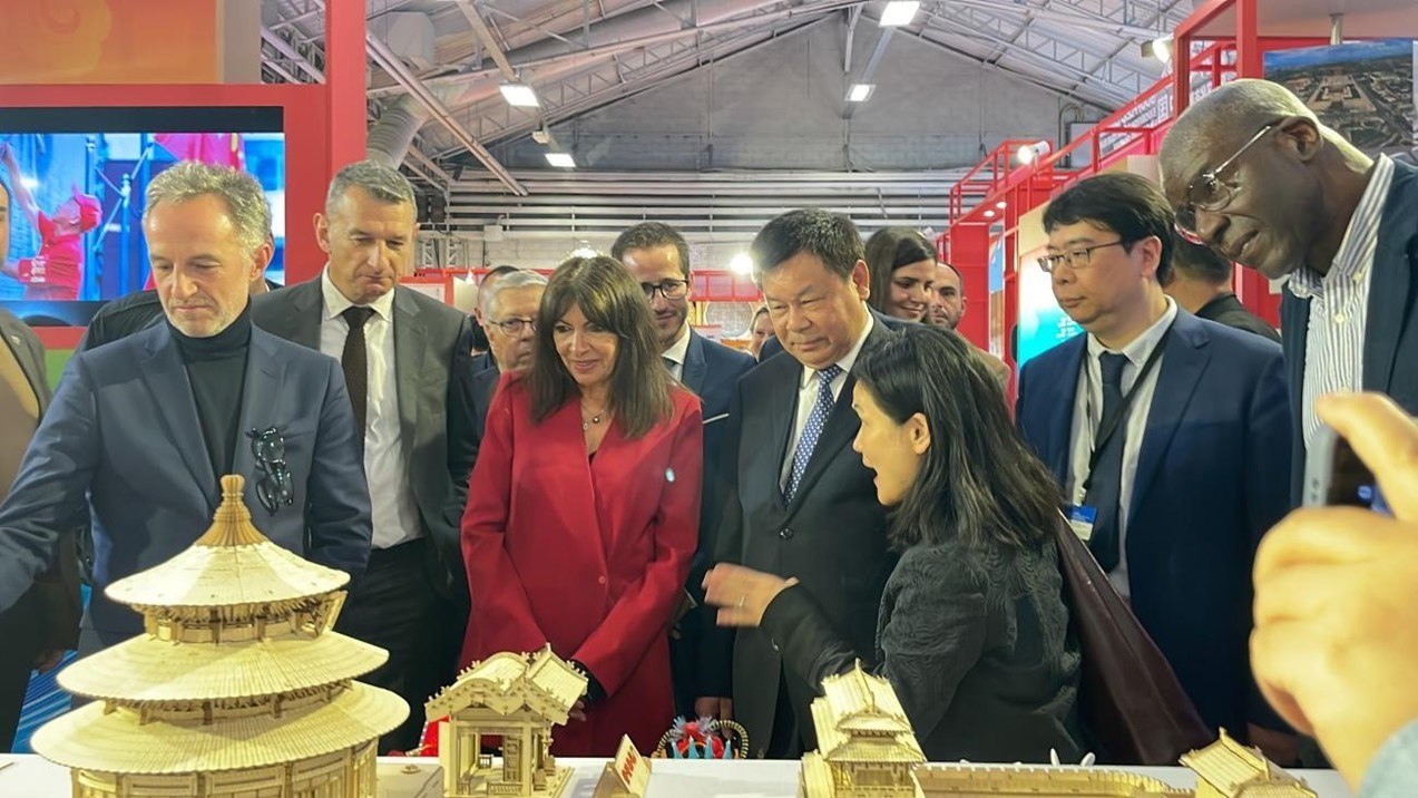 巴黎市市長安妮·伊達爾戈參觀展覽。主辦方供圖