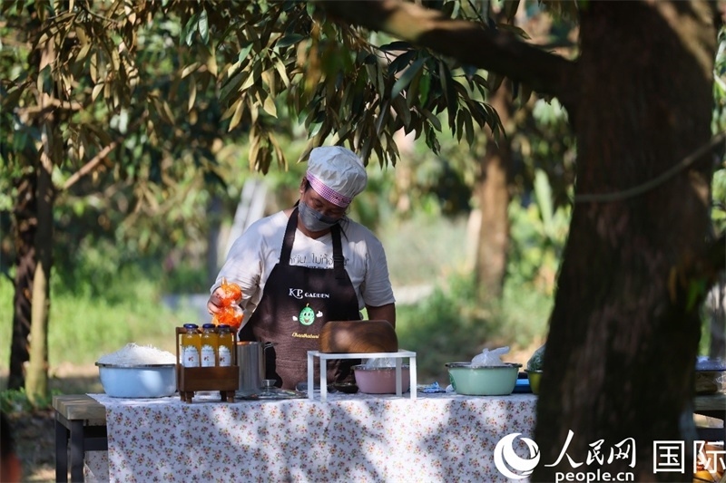工作人員正在準備特色果汁。人民網(wǎng)記者 白元琪攝