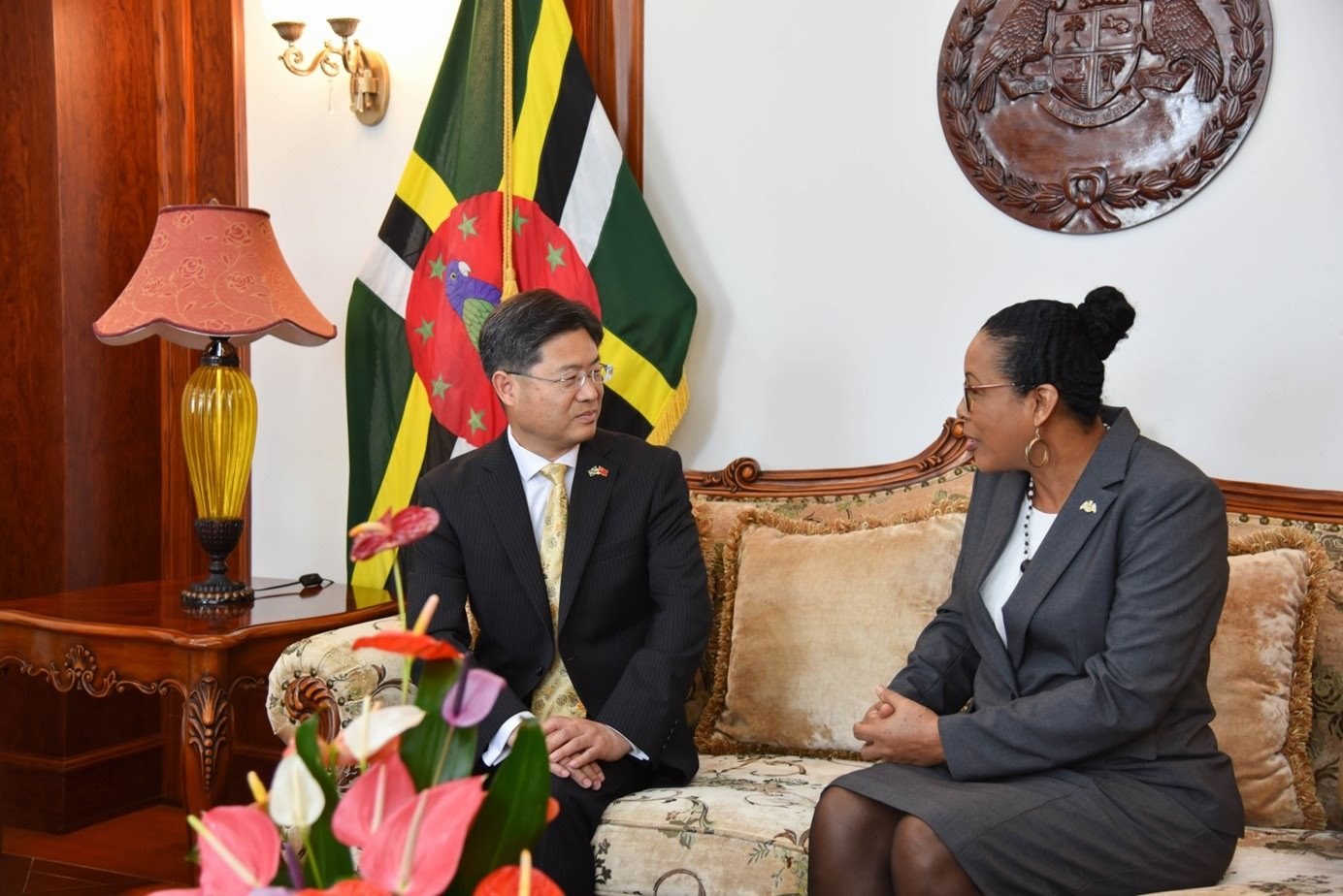 當(dāng)?shù)貢r間5月3日，中國新任駐多米尼克大使儲茂明（左）向多總統(tǒng)伯頓遞交國書。 中國駐多米尼克大使館供圖