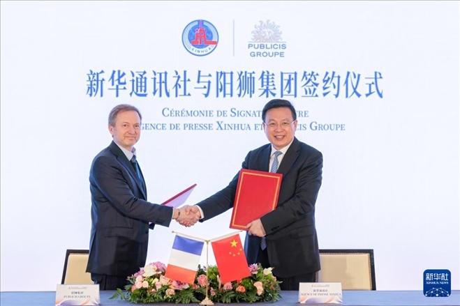 5月4日，新華通訊社社長傅華同陽獅集團全球首席財務官洛里斯·諾爾德在法國巴黎簽署合作諒解備忘錄。新華社記者 孟鼎博 攝