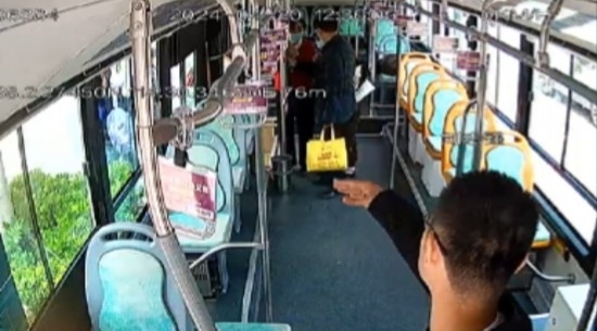 公交車上他一聲大吼！魏杰，好樣的！