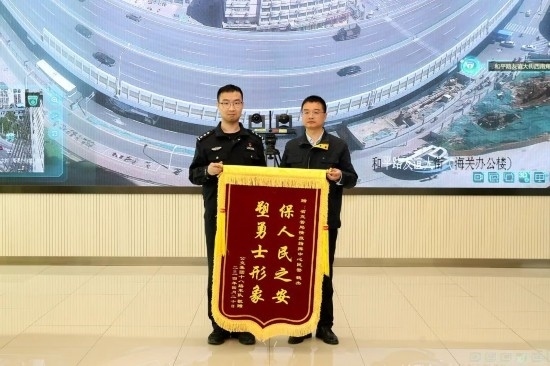 公交車上他一聲大吼！魏杰，好樣的！