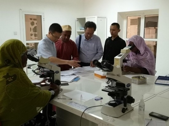 廣州中醫(yī)藥大學青蒿抗瘧援外醫(yī)療隊考察科摩羅國家瘧疾防治中心實驗室。