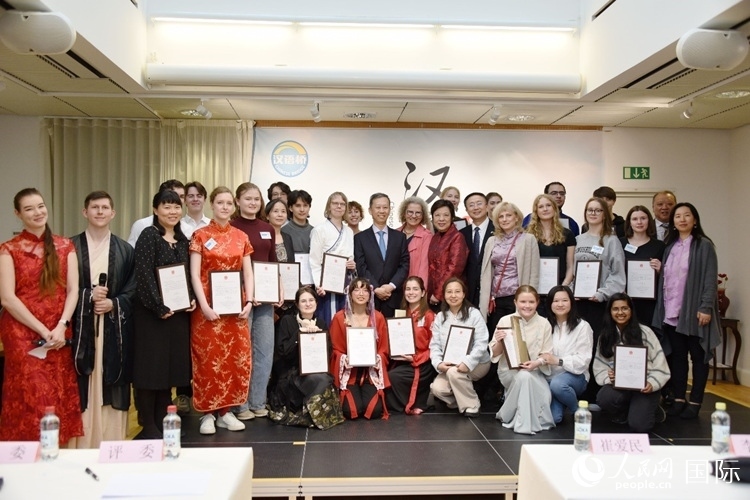 中國(guó)駐瑞典大使崔愛(ài)民、使館負(fù)責(zé)教育事務(wù)的黃立瓊參贊、預(yù)選賽評(píng)委老師和指導(dǎo)老師，以及所有獲獎(jiǎng)選手合影留念。人民網(wǎng)記者 殷淼攝