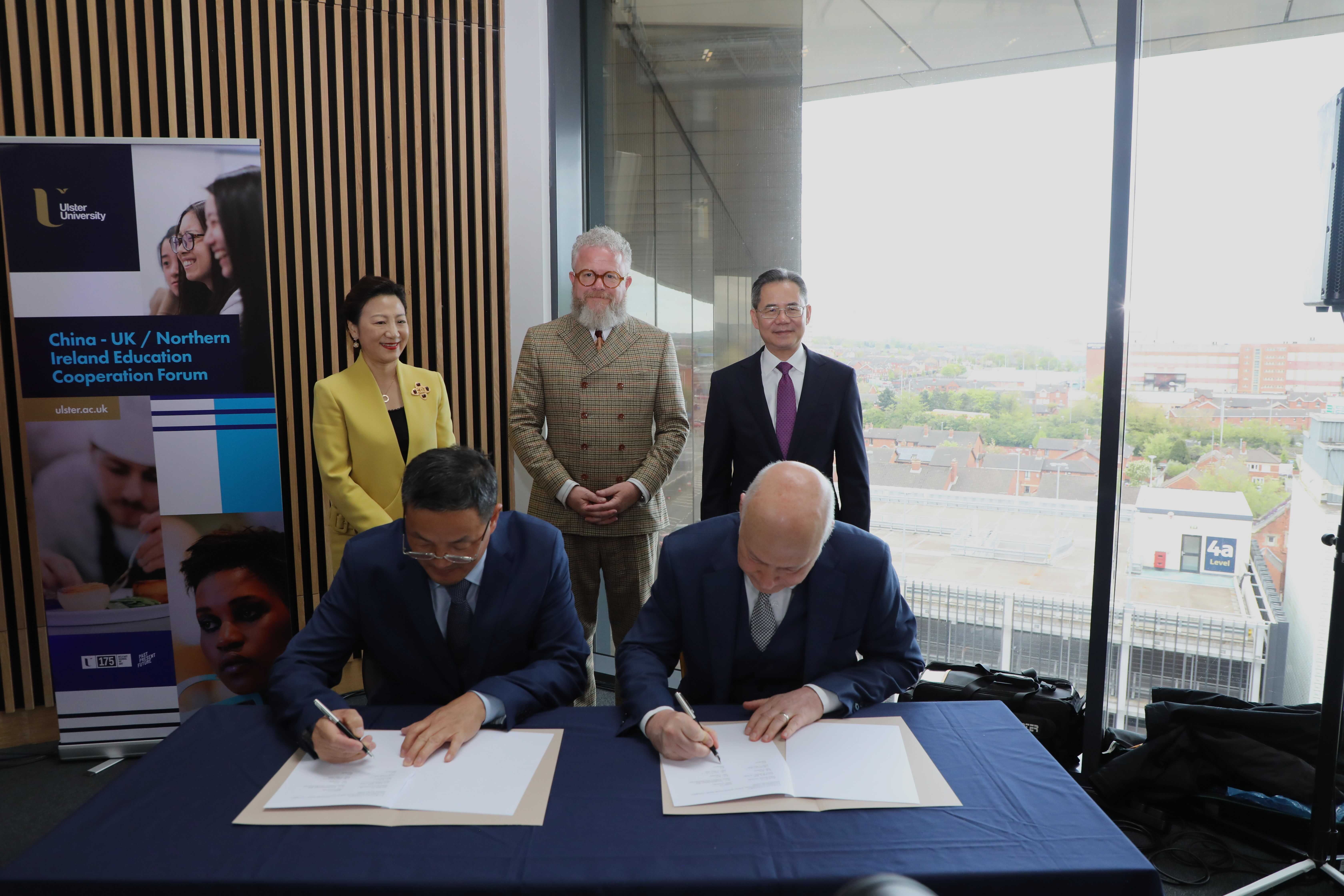 湖北師范大學同奧斯特大學簽署共建教育語言文化交流中心的協(xié)議現(xiàn)場。中國駐英國大使館供圖