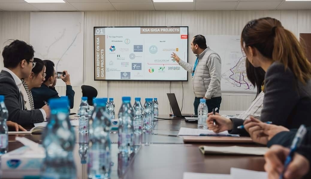 德亞（右三）在和員工開(kāi)會(huì)。中建中東沙特分公司供圖