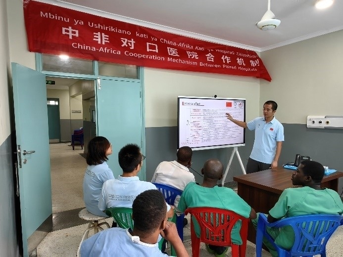 王林醫(yī)生開(kāi)展術(shù)后疼痛管理的專(zhuān)題講座。中國(guó)（江蘇）第33期援桑給巴爾醫(yī)療隊(duì)供圖