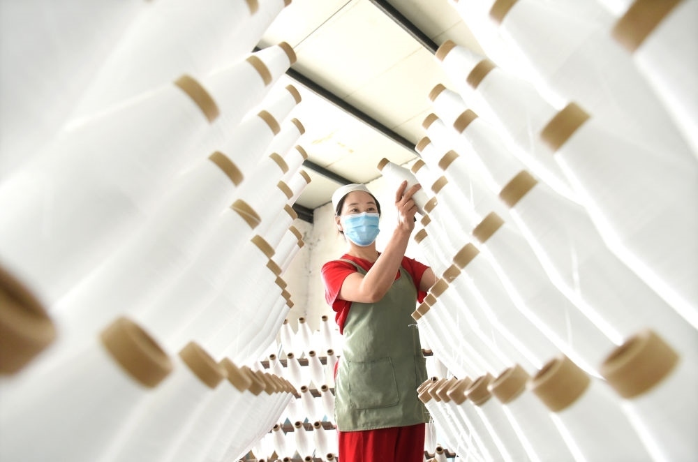 2024年5月1日，工人在山東省淄博市沂源縣悅莊工業(yè)園一玻纖企業(yè)整理加工的產(chǎn)品。新華社發(fā)（趙東山攝）