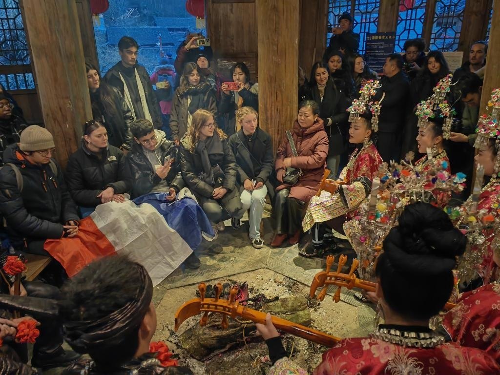 法國青年在榕江體驗民俗文化。新華社記者 羅羽 攝