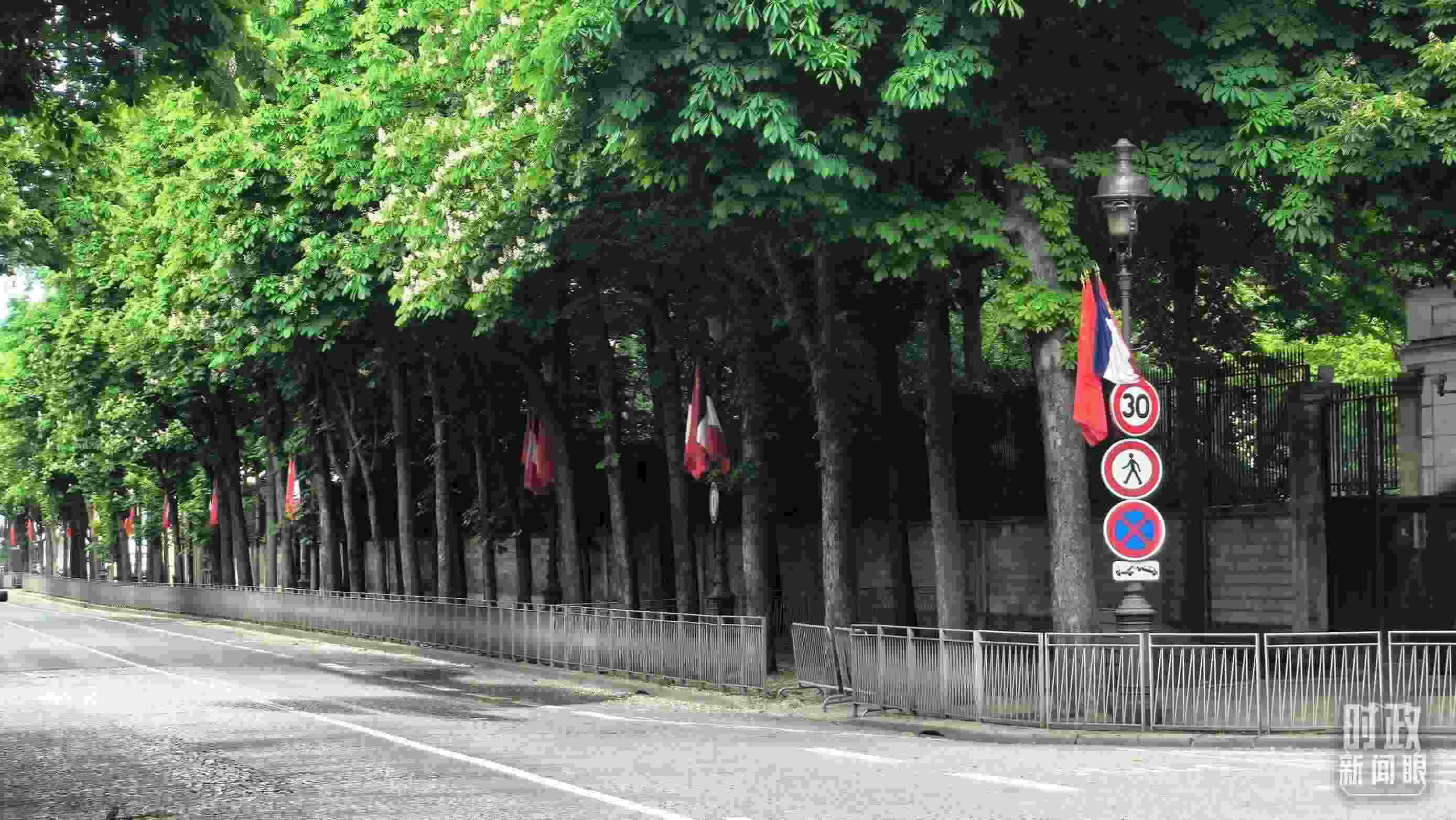 △巴黎道路兩側(cè)懸掛中法兩國(guó)國(guó)旗。（總臺(tái)央視記者鄂介甫拍攝）