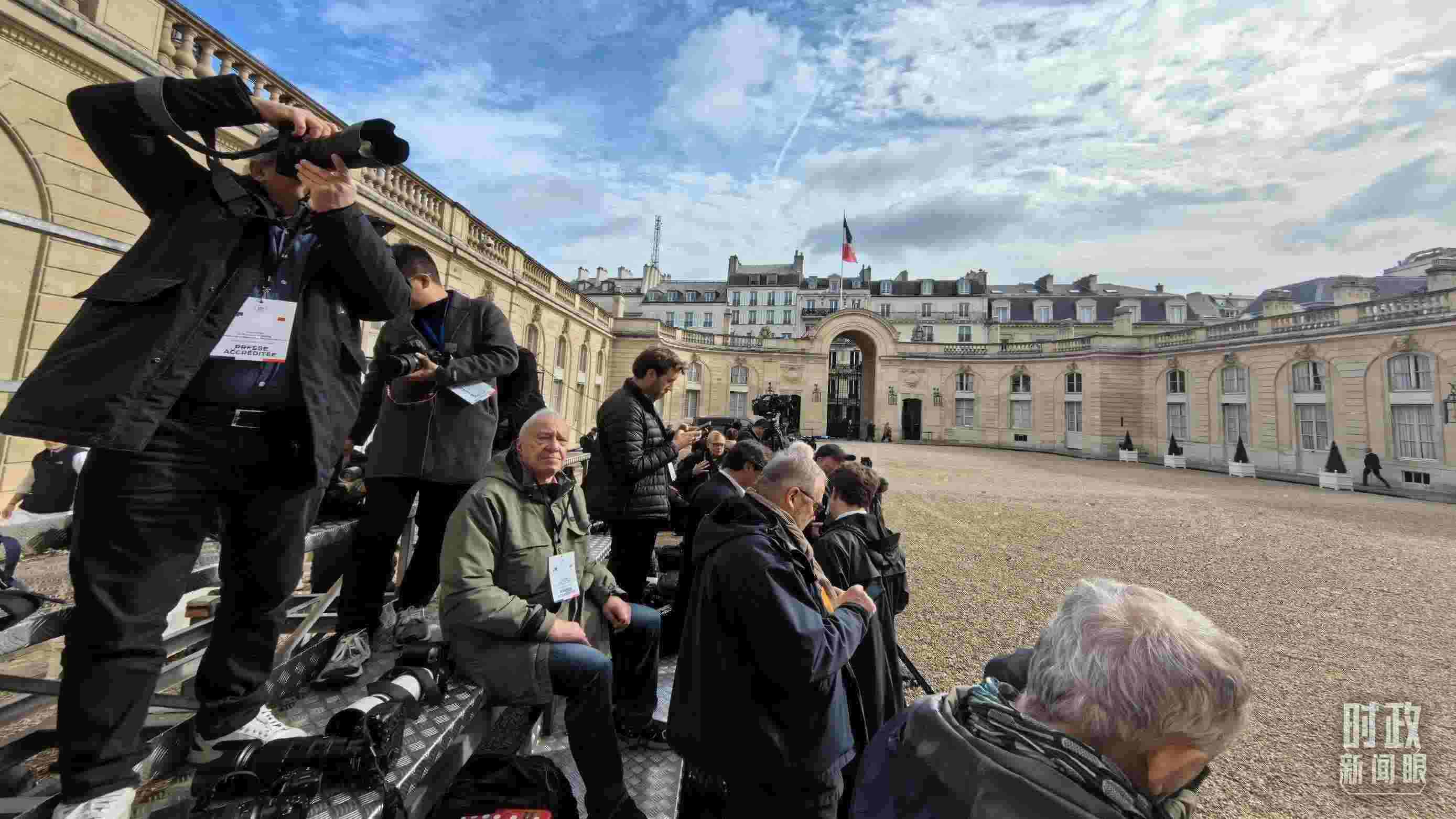 △媒體記者密切關(guān)注當(dāng)天活動(dòng)。（總臺(tái)央視記者陸泓宇拍攝）