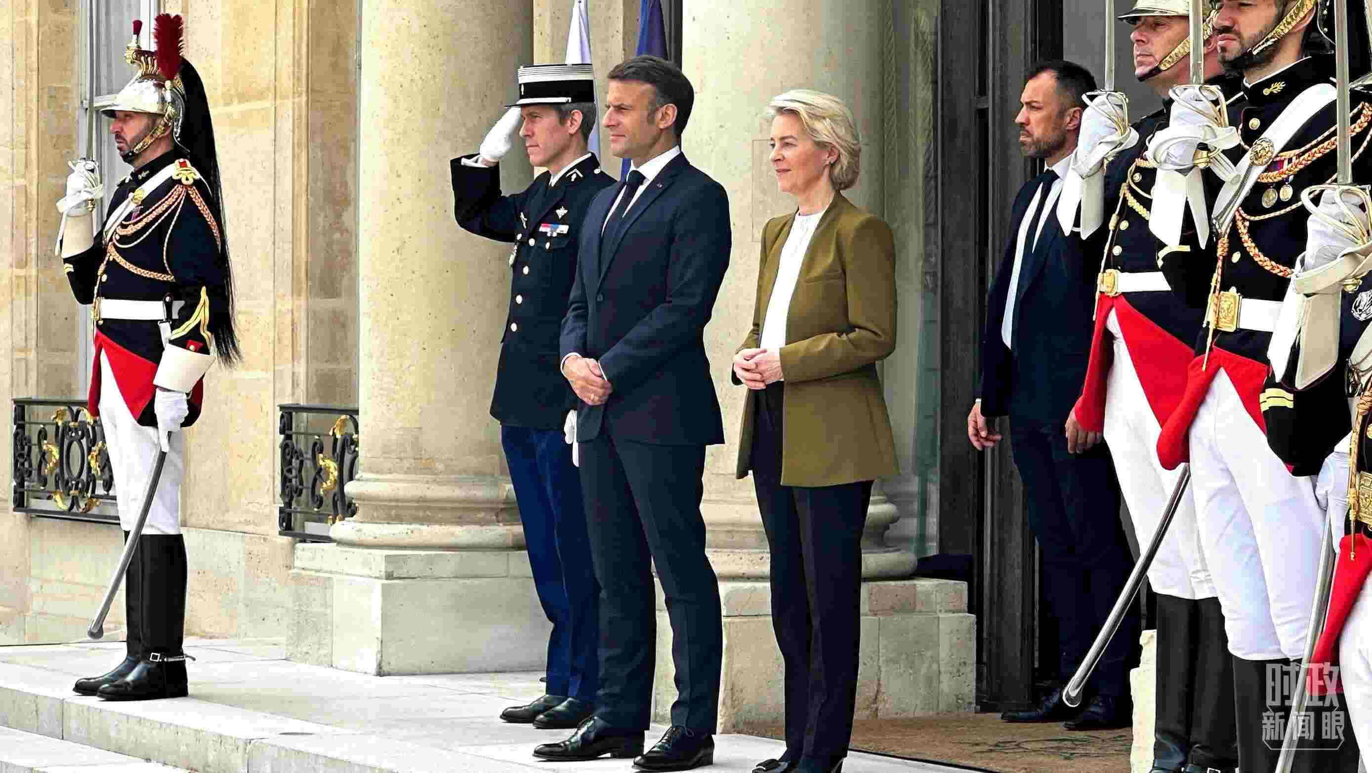 △中法歐領(lǐng)導(dǎo)人三方會(huì)晤后，馬克龍總統(tǒng)和馮德萊恩主席將習(xí)主席送至上車處。（總臺(tái)央視記者關(guān)舟拍攝）