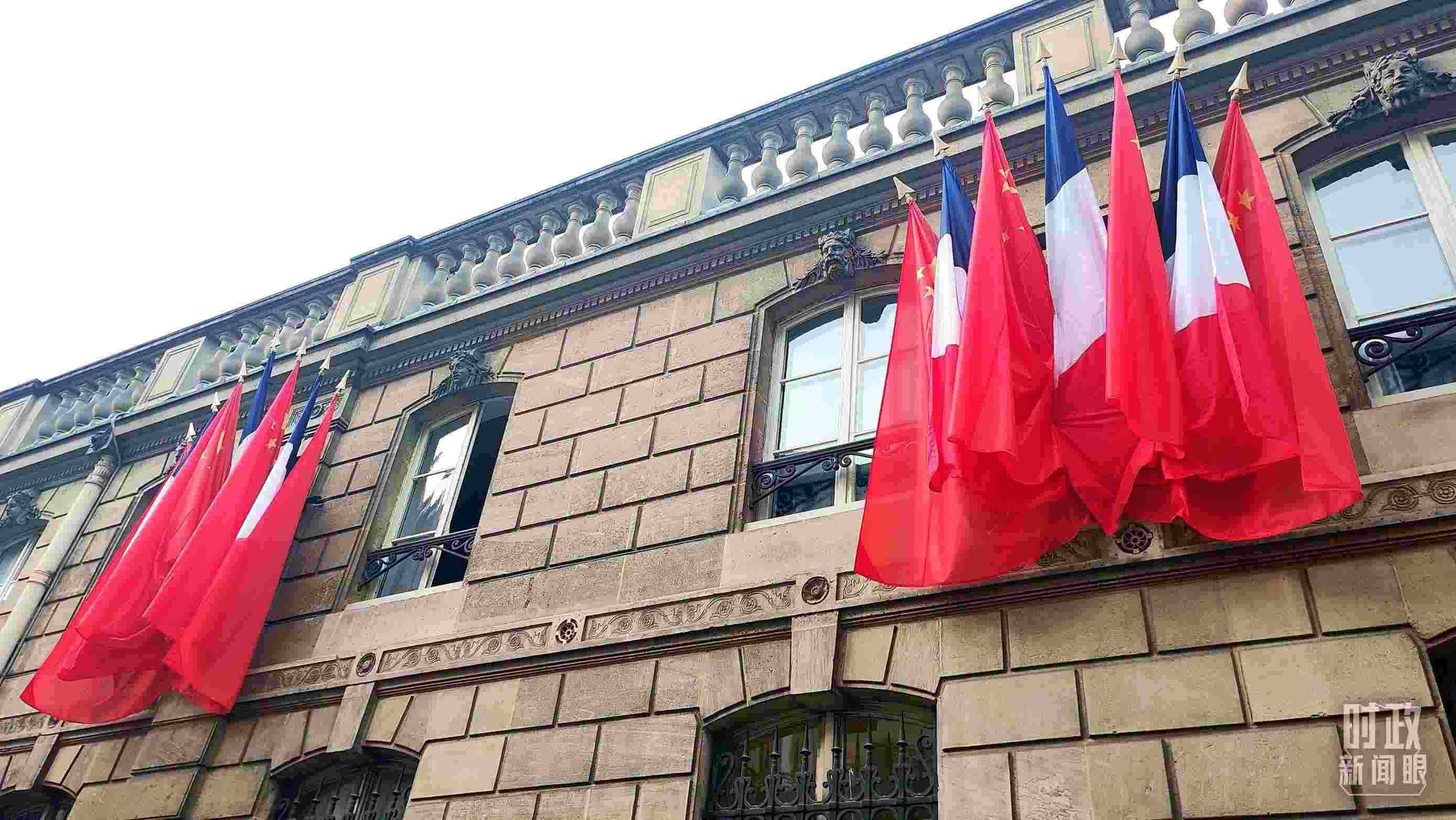 △中法歐領(lǐng)導(dǎo)人三方會(huì)晤地點(diǎn)——愛麗舍宮懸掛中法兩國(guó)國(guó)旗。（總臺(tái)央視記者劉琦拍攝）