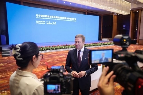 4月26日，寶馬集團董事長齊普策接受采訪。新華社記者 潘昱龍 攝