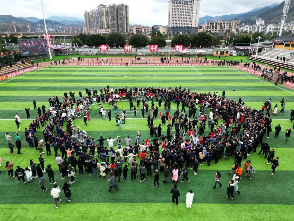 比賽結(jié)束后，兩隊隊員、親友團和大批觀眾手拉手跳起侗族舞蹈。新華社發(fā)（王炳真攝）