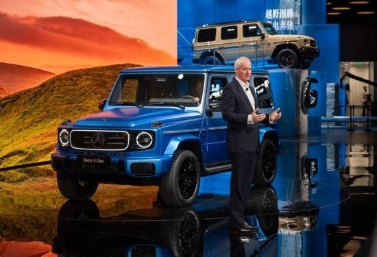 4月25日，在北京中國國際展覽中心順義館舉行的2024北京車展上，梅賽德斯—奔馳集團股份公司董事會成員唐仕凱介紹梅賽德斯—奔馳純電G級越野車。新華社記者 才揚 攝