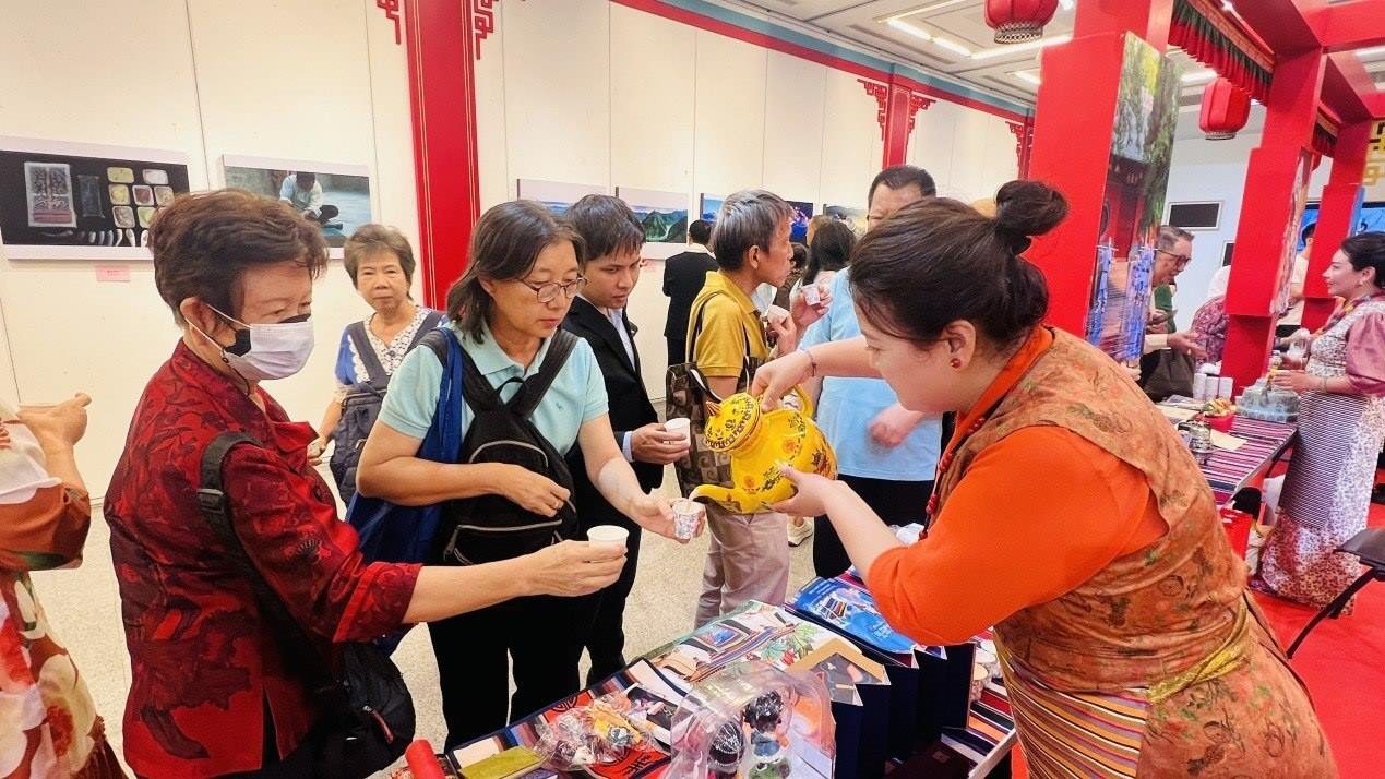 觀眾爭相體驗(yàn)酥油茶。曼谷中國文化中心供圖