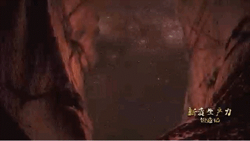 要甄別并發(fā)現(xiàn)暗物質(zhì)粒子，如同在一場人聲鼎沸的足球比賽現(xiàn)場聽見一根鋼針跌落的聲音。