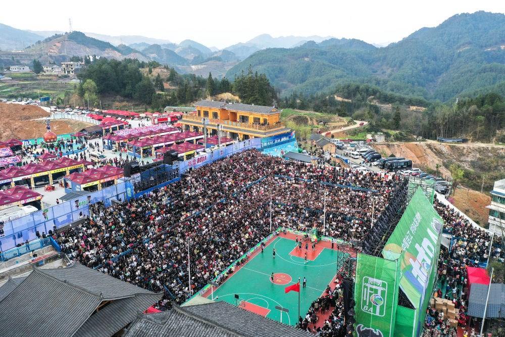 貴州省臺(tái)江縣舉辦的2024年“村BA”球王爭(zhēng)霸賽現(xiàn)場(chǎng)（2024年3月22日攝，無(wú)人機(jī)照片）。新華社記者 楊文斌 攝