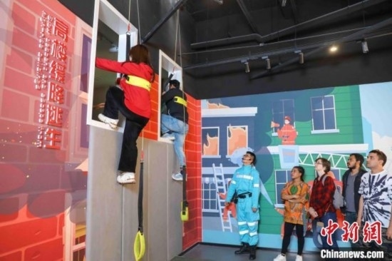 5月9日，留學(xué)生體驗(yàn)?zāi)M高樓緩降逃生。張鷹 攝