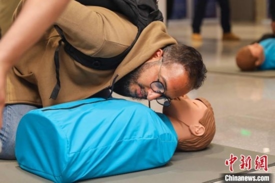 5月9日，留學(xué)生利用假人道具練習(xí)心肺復(fù)蘇技巧。張鷹 攝