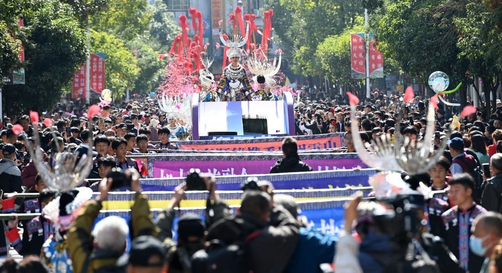 在貴州雷山縣縣城，苗族群眾身著盛裝，載歌載舞參加苗年和鼓藏節(jié)的巡游活動(dòng)（2023年11月16日攝）。新華社記者 楊楹 攝