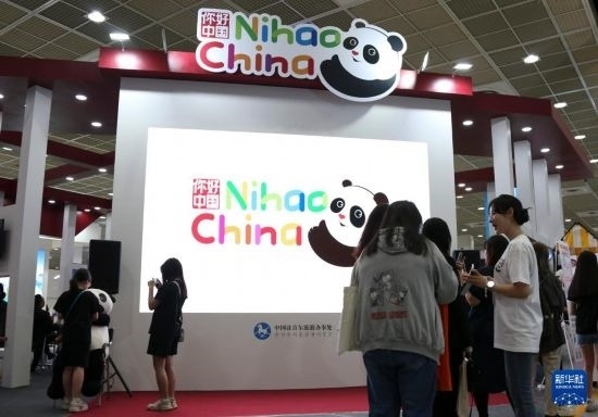 5月9日，在韓國首爾舉行的首爾國際旅游展上，參觀者在中國展區(qū)參加體驗項目。新華社記者 姚琪琳 攝