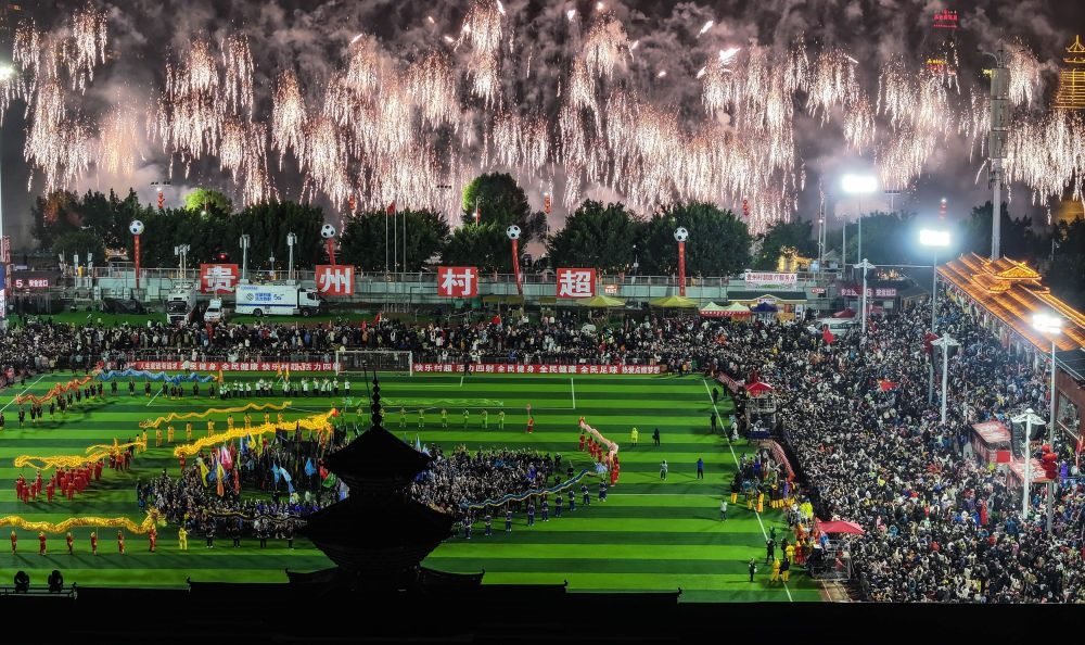 在貴州省榕江縣舉行的2024全國(guó)“村晚”示范展示活動(dòng)暨貴州“村超村晚”活動(dòng)中，音樂(lè)煙花秀精彩上演（2024年2月3日攝，無(wú)人機(jī)照片）。新華社記者 劉續(xù) 攝