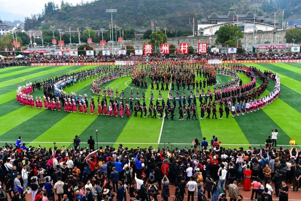 演員在貴州省榕江縣舉辦的2024年第二屆貴州“村超”總決賽開(kāi)幕式上表演節(jié)目（2024年3月16日攝）。新華社記者 楊文斌 攝