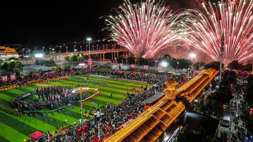 在貴州省榕江縣舉行的2024全國(guó)“村晚”示范展示活動(dòng)暨貴州“村超村晚”活動(dòng)中，音樂(lè)煙花秀精彩上演（2024年2月3日攝，無(wú)人機(jī)照片）。新華社記者 劉續(xù) 攝