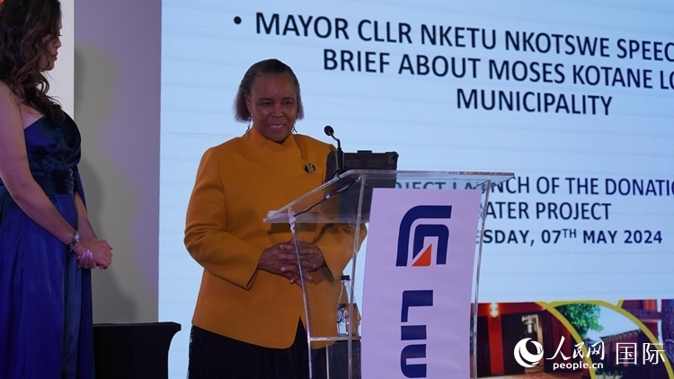 摩西科塔恩市市長恩克圖·恩科茨韋致辭。人民網 張茜攝