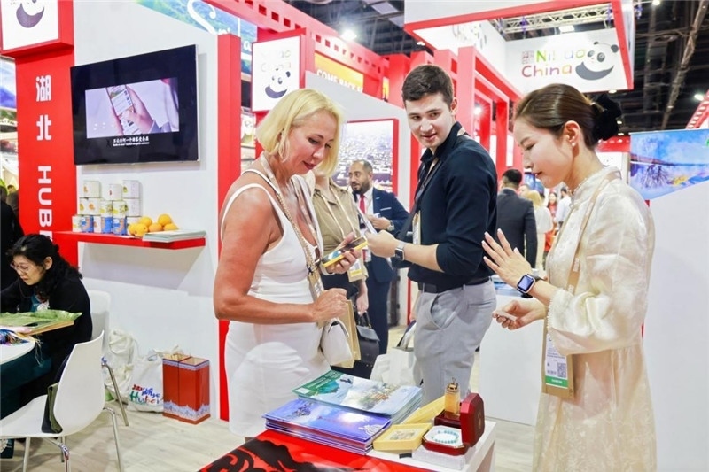 觀眾在參觀中國(guó)展臺(tái)。錢文康攝