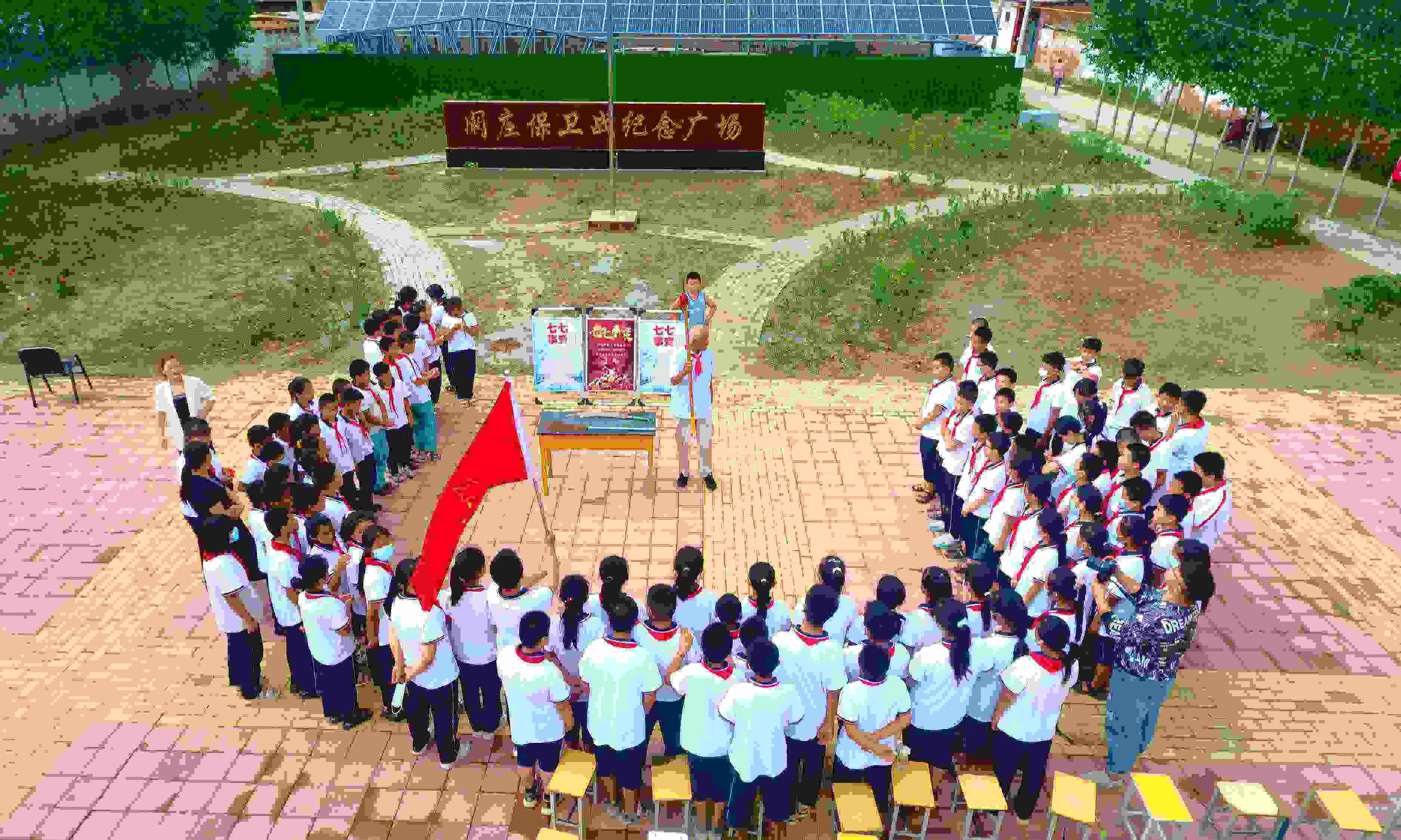 2022年7月6日，山東省聊城市，在茌平區(qū)菜屯鎮(zhèn)闞莊村的闞莊保衛(wèi)戰(zhàn)紀(jì)念廣場，闞莊保衛(wèi)戰(zhàn)親歷者王光木老人為小學(xué)生們講述抗戰(zhàn)故事，展示大刀、長矛。