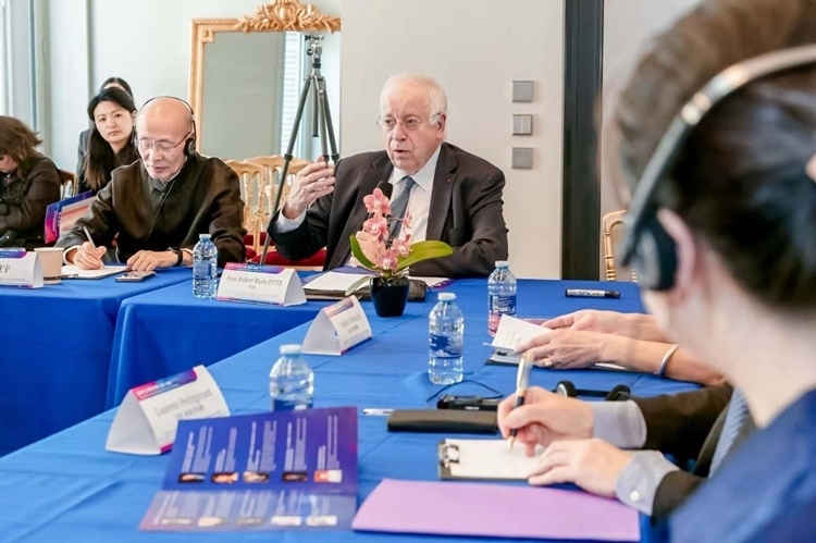 法蘭西科學(xué)院副院長、巴黎地理學(xué)會(huì)主席讓-羅伯特·馬里·皮特先生發(fā)言（圖片：中國傳媒大學(xué)