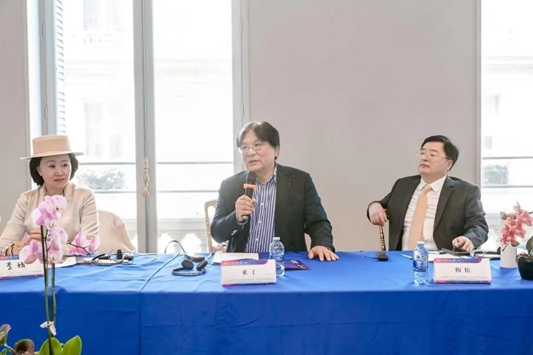 法中交流促進(jìn)會(huì)會(huì)長、作家、翻譯家、法國最高榮譽(yù)騎士勛章獲得者亞丁發(fā)言（圖片：中國傳媒大學(xué)