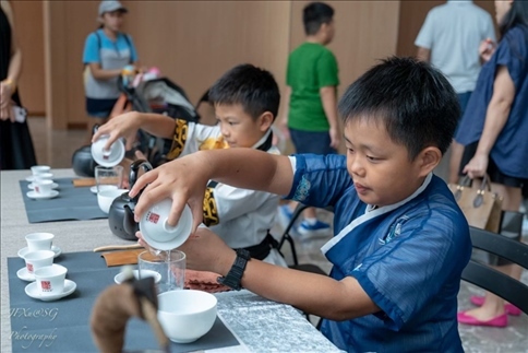 新加坡孩子們在活動現(xiàn)場體驗學(xué)習(xí)茶藝。新加坡中國文化中心供圖