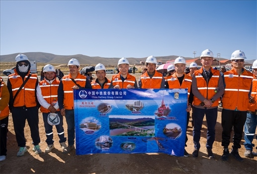 奧魯羅公路項目開工儀式現(xiàn)場，中國中鐵員工代表合影。中國中鐵供圖