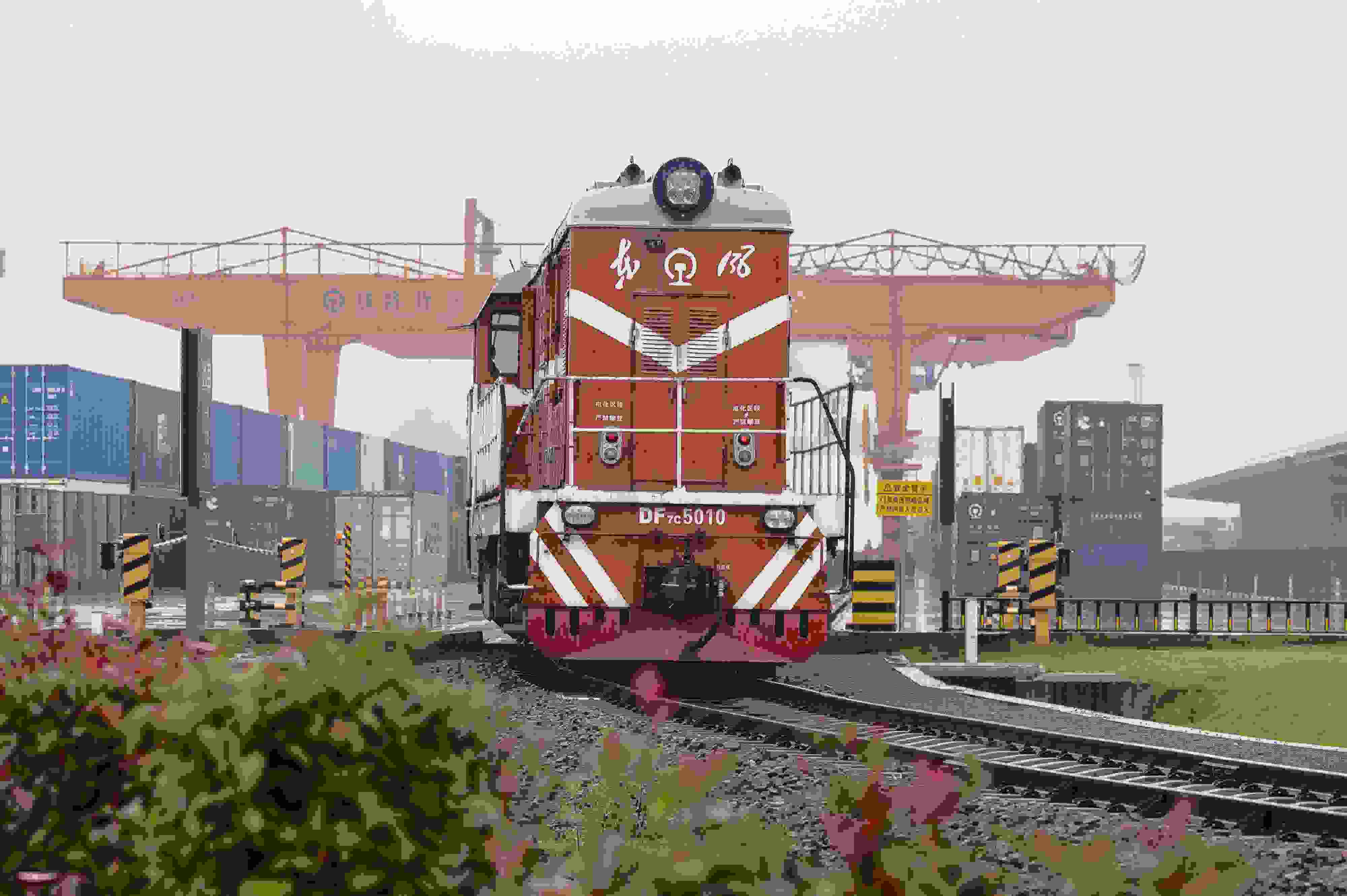 2024年5月5日，“五一”假期最后一天。在浙江省金華市金東區(qū)鐵路金華南站，一列滿載110標(biāo)箱的中歐班列緩緩啟程駛往匈牙利。